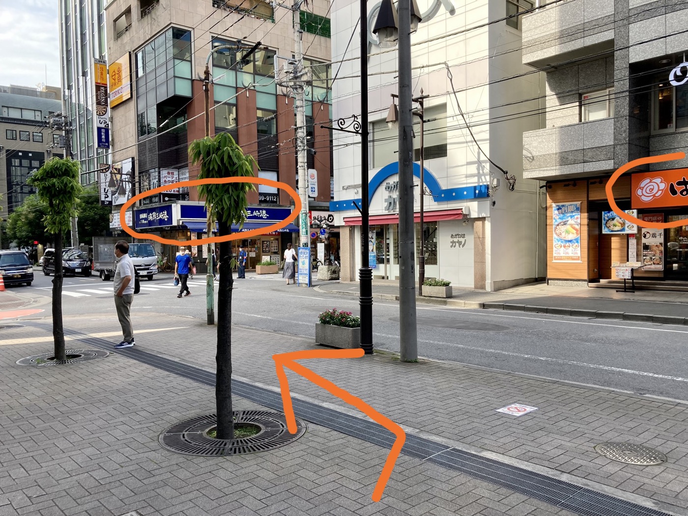 ④ 左方向「天丼 てんや」と「回転寿司 海鮮三崎港」のほうへ向かいます。